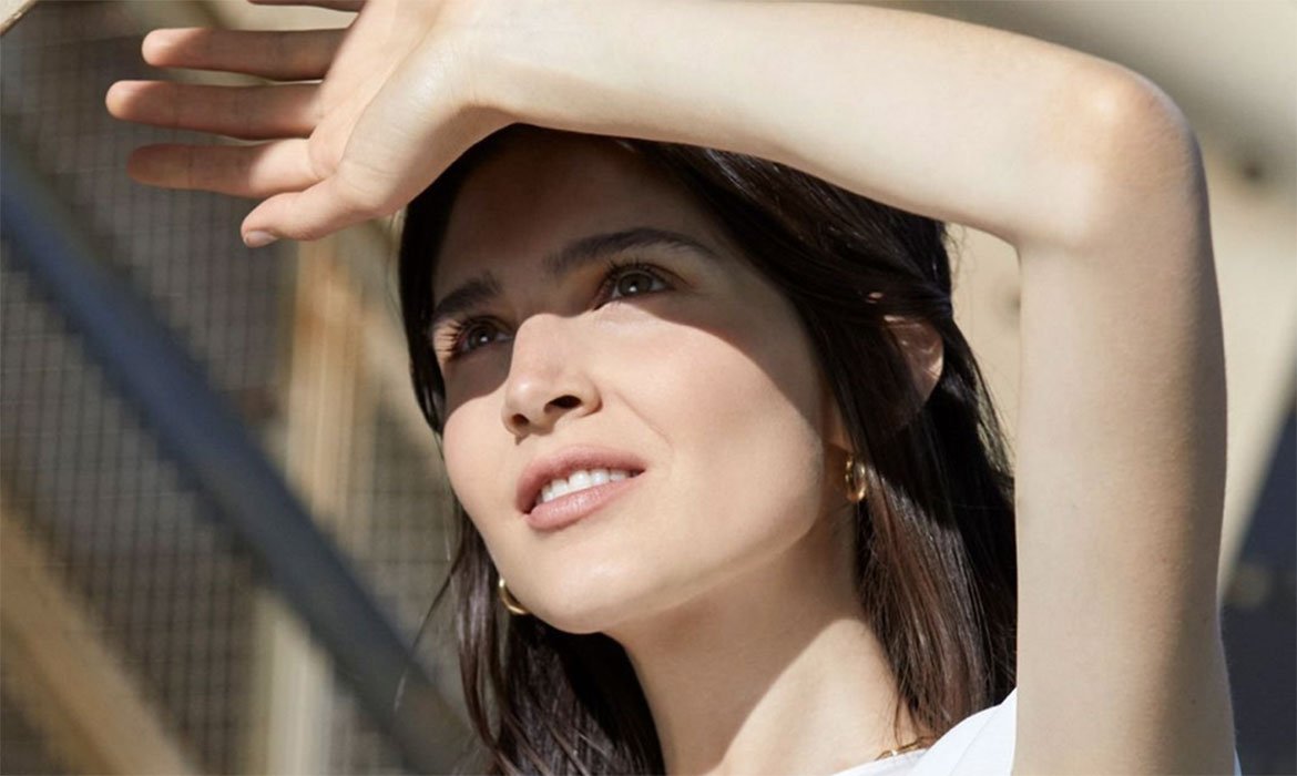 Para elegir tu tono de maquillaje es muy recomendable que te pruebes la base mientras te esté dando luz natural. Confía en el fondo líquido o en los polvos compactos de la gama Infalible de L’Oréal Paris.